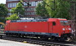 DB Cargo AG, Mainz [D] mit ihrer  185 232-6  [NVR-Nummer: 91 80 6185 232-6 D-DB] hält kurz um zwei Kollegen wahrscheinlich Richtung Maschen mitzunehmen am 14.05.25 Höhe Bahnhof
