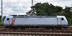 AKIEM SAS, Saint-Ouen [F] Lok  185 579-0  [NVR-Nummer: 91 80 6185 579-0 D-AKIEM], aktueller Leasingnehmer? abgestellt neben einer Abstellgruppe Containertragwagen 30.07.25 Hhe Bahnhof Ruhland.