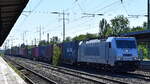 METRANS Rail s.r.o., Praha [CZ] mit ihrer  386 002-0  [NVR-Nummer: 91 54 7386 002-0 CZ-MT] und einem Containerzug Richtung Frankfurt/Oder am 19.08.25 Hhe Bahnhof Schnefeld.