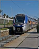 Der Elektro-Triebzug 55525 konnte bei der Abfahrt in Anitbes fotografiert werden.