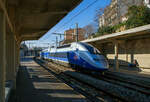 Der TGV Euroduplex / RGV 2N (2N2) Rame 803 (Triebzug 803) fhrt am 26 Mrz 2015 als TGV 9756 / 9757 (Genf - Marseille - Niza) durch den Bahnhof Marseille-Blancarde in Richtung Niza.