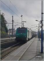 Leider nur bei extremen Gegenlicht konnte die in Montbliard mit ihrem Gterzug in Richtung Belfort fahrende Hexafret BB 27056 fotografiert werden.