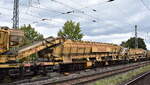 STRABAG BMTI Rail Service GmbH mit einer von mehreren P&T MFS 100 Materialfrder- und Siloeinheiten (im Bild:  99 80 9552 505-6 D-BRS ) mit Schutzwagen als Begleitmaschinen der der P&T RM 900 VB