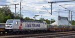 METRANS Rail (Deutschland) GmbH, Leipzig [D] mit der geleasten Akiem Lok   187 512-9  [NVR-Nummer: 91 80 6187 512-9 D-AKIEM] und einem Containerzug am 10.07.25 Hhe Bahnhof Magdeburg Hbf.