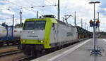 ITL - Eisenbahngesellschaft mbH, Dresden [D] mit ihrer  145 095-6  [NVR-Nummer: 91 80 6145 095-6 D-ITL] und einem halbierten Gterzug, vorne mit Transportwagen mit fabrikneuen JOHN DEEERE