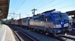 ČD Cargo a.s., Praha [CZ] mit ihrer Vectron  383 001-5  [NVR-Nummer: 91 54 7383 001-5 CZ-CDC] und einem Containerzug am 11.09.25 Hhe Bahnhof Werder (Havel).