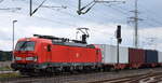 DB Cargo AG, Mainz [D] mit ihrer  193 397  [NVR-Nummer: 91 80 6193 397-7 D-DB] und einem Containerzug am 01.10.25 Hhe Bahnbergang Rodleben.
