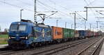 EGP - Eisenbahngesellschaft Potsdam mbH, Potsdam [D] mit ihrer Smartron  192 102  [NVR-Nummer: 91 80 6192 102-2 D-EGP] und einem Containerzug am 04.11.25 Hhe Bahnhof Rodleben.
