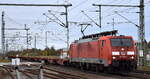 DB Cargo AG, Mainz [D] mit ihrer  189 062-3  [NVR-Nummer: 91 80 6189 062-3 D-DB] und einem Ganzzug Containertragwagen (leer) am 04.11.25 Hhe Bahnbergang Bahnhof Rodleben.