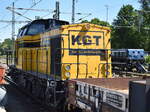 KGT Gleis- und Tiefbau GmbH, Berlin mit ihrer  203 737  [NVR-Nummer: 92 80 1203 136-7 D-KGT] und einem Ganzzug Drehgestell-Flachwagen mit altem Schotter + Gleisbohlen bei der Gleisbaustelle am Bahnhof