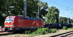 DB Cargo AG, Mainz [D] mit ihrer Vectron   193 563  [NVR-Nummer: 91 80 6193 563-4 D-DB] und einem gemischten Gterzug am 30.06.25 Hhe Bahnhof Ruhland.