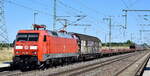 DB Cargo AG, Mainz [D] mit ihrer  152 114-5  [NVR-Nummer: 91 80 6152 114-5 D-DB] und einem gemischten Gterzug am 01.07.25 Hhe Bahnhof Rodleben.