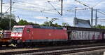 DB Cargo AG, Mainz [D] mit ihrer   185 008-0  [NVR-Nummer: 91 80 6185 008-0 D-DB] und einem gemischten Gterzug am 10.07.25 Hhe Bahnhof Magdeburg Hbf.
