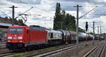 DB Cargo AG, Mainz mit ihrer  185 240-9  [NVR-Nummer: 91 80 6185 240-9 D-DB] +  077 017-7  (NVR:  92 87 0 077017-7 F-DB ) und einem gemischten Gterzug am Haken am 16.07.25 Hhe Bahnhof