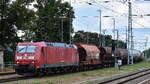 DB Cargo AG, Mainz mit ihrer  185 062-7  [NVR-Nummer: 91 80 6185 062-7 D-DB] und einem gemischten Gterzug am 30.07.25 Hhe Bahnhof Ruhland.