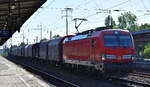 DB Cargo AG, Mainz [D] mit ihrer Vectron  193 395  [NVR-Nummer: 91 80 6193 395-1 D-DB] und einem gemischten Gterzug am 19.08.25 Hhe Bahnhof Schnefeld.