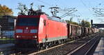 DB Cargo AG, Mainz [D] mit ihrer  185 144-3  [NVR-Nummer: 91 80 6185 144-3 D-DB] und einem gemischten Gterzug am 13.10.25 Durchfahrt Bahnhof Rolau (Elbe).