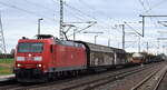 DB Cargo AG, Mainz [D] mit ihrer  185 163-3  [NVR-Nummer: 91 80 6185 163-3 D-DB] und einem gemischten Gterzug am 04.11.25 Hhe Bahnhof Rodleben.