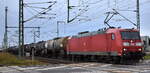 DB Cargo AG, Mainz [D] mit ihrer 185 083-3  [NVR-Nummer: 91 80 6185 083-3 D-DB] und einem Kesselwagenzug am 04.11.25 Hhe Bahnbergang Bahnhof Rodleben.