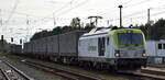 ITL - Eisenbahngesellschaft mbH, Dresden [D] mit ihrer Vectron Dual Lok  248 031-7  [NVR-Nummer: 90 80 2248 031-7 D-ITL] und KLV-Zug am 20.10.25 Hhe Bahnhof Elsterwerda.