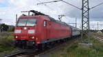 DB Cargo AG, Mainz [D] mit ihrer  185 097-3  [NVR-Nummer: 91 80 6185 097-3 D-DB] und einem Militrtransportzug mit US-amerikanischen Militrfahrzeugen + Hngern u.