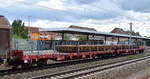 Zwei Drehgestell-Flachwagen vom Einsteller Rail Cargo Wagon - Austria AG kurzgekuppelt mit Langschienen beladen mit ungarischer Registrierung, der vordere Wagen trgt die Nummer 31 RIV 55 H-RCW