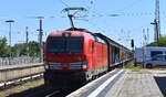 DB Cargo AG, Mainz [D] mit ihrer Vectron  193 374  [NVR-Nummer: 91 80 6193 374-6 D-DB] und einem Ganzzug Schiebewandwagen am 30.06.25 Durchfahrt Bahnhof Knigs Wusterhausen.