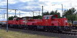 DB Cargo AG, Mainz mit den beiden Voith Gravita 10 BB Lok  261 049-1  (NVR:  92 80 1261 049-1 D-DB ) +  261 047-5  (NVR:  92 80 1261 047-5 D-DB ) und einigen Gterwagen (bergabezug) am