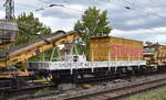 STRABAG BMTI Rail Service GmbH mit einem zweiachsigen Schutzwagen einer P&T MFS 100 Materialfrder- und Siloeinheit am Haken von  248 049  [NVR-Nummer: 90 80 2248 049-9 D-NRAIL] am 11.09.25