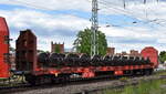 Drehgestell-Flachwagen mit vier Radstzen, mit Rungen und Stirnwandklappen, ohne Seitenwandklappen der DB Cargo mit der Nr.