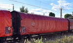Drehgestell-Flachwagen mit vier Radstzen, mit verschiebbarem Planenverdeck und mit Rungen der DB Cargo, der Wagen ist fr den Transport von nsseempfindlichen, palettierten und