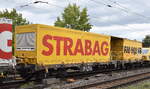 STRABAG BMTI Rail Service GmbH mit einem von diversen Drehgestell-Flachwagen mit Werkzeug- und Aufenthaltscontainern als Begleitwagen der P&T RM 900 VB – Bettungsreinigungsmaschine