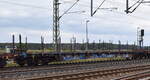 Langer Drehgestell-Flachwagen mit Rungen vom Einsteller Touax Rail Group mit deutscher Registrierung mit der Nr.