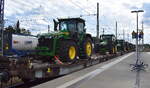 Flachwagen zum Transport von Nutzfahrzeugen (beladen mit fabrikneuen JOHN DEEERE Typ 8R / 340) vom italienischen Einsteller Gaal S.p.A mit der Nr.