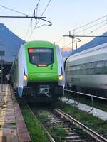 Ein Trenord ETR 421 ROCK wartet in Domodossola  als RE 4 nach Milano  auf die Abfahrt   31.