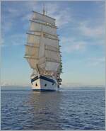 Von einem Schiff aus hatte ich die einmalige Gelegenheit dieses wunderschne Fnf-Mast-Segelschiff mit Voll-Segel zu fotografgieren: der ROYAL CLIPPER ist bei in der Nhe von Palmarola