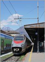 Geduldig wartet der FS Trenitalia ETR 610 003 in Domodossola als EC 142 Domodossola - Genve auf  die Abfahrt.