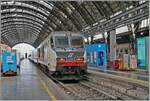Trotz der Dominanz der Triebzge gibt es bei Trenitalia weiterhin Loktraktierte Zge, neben den allgegenwertigen E.464, sind es E.402 und wie hier im Bild E.401 die hin und wieder
