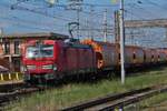 DB E Lok 191 018 durchfhrt den Abstellbereich des Bahnhofs von Verona mit einem Tross Geschlossener Gterwagen der Gattung Tagnpps, die sie in der Gterzug Abstellung abgeholt hat.