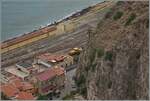 Ein Blick auf den Bahnhof Taormina Gardini vom hoch gelegenen Taormina aus: im nrdliche Bahnhofskopf zeigt sich RFI Baudienstfahrzeug im Bahnhof von Taormina-Giardini.