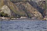 Ein Blick auf den Bahnhof Taormina Gardini vom Meer her: Dort steht whrend lngerer Zeit ein recht lange Zug (ich hbe 10 Wagen gezhlt) und zwei Lok, die ich nach Betrachten als E 464