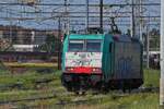 E-Lok 483 009, hat ihren Zug  in der Abstellung des Bahnhofs von Verona abgehngt und durchfhrt die Abstellung zum Gleiswechsel.
