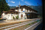 Der schne Bahnhof Varzo/Stazione di Varzo an der Simplon Sdrampe (Iselle - Domodossola) am 11 Juli 2022, aus einem Zug heraus aufgenommen.