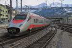 ETR 610-002b verlasst am 2 Jnner 2024 Spiez auf den Weg nach Milano Centrale und wird vom Bahnsteig fotografiert.
