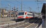 Der FS Treniatila ETR 460 026 verlsst Civitavecchia als Frecciabianca FB 8620.