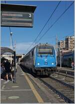 Mit einem Steuerwagen an der Spitze erreicht der FS Trenitalia interCity iC 501 von Sestri Levante nach Napoli den Bahnhof von Civitavecchia.