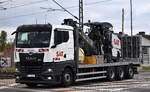 SAT Spezialbau GmbH mit einem MAN Baumaschinentransport-LKW mit Asphaltfrse Typ + Hersteller? am 01.10.25 Hhe Bahnbergang Rodleben.