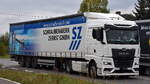 Schraubenwerk Zerbst GmbH mit einem eigenen Sattelzug mit MAN TGX 18.520 Zugmaschine am 01.10.25 Hhe Bahnbergang Rodleben.