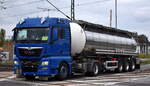 Ein deutscher Tank-Sattelzug mit MAN TGX 18.460 Zugmaschine am 01.10.25 Hhe Bahnbergang Rodleben.