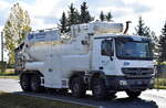 DSE Saugentsorgung Nebra GmbH mit einem MB ACTROS 4141 Abwasser- und Splfahrzeug am 13.10.25 Hhe Bahnbergang Rodleben.